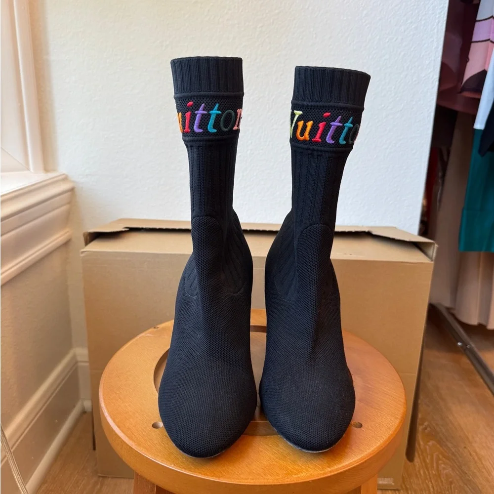 Stylish Black Ankle Boots - Picture 3 of 4